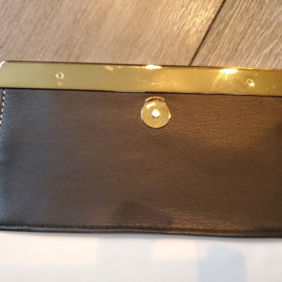 Guess Black and White Crossbody/Clutch Bag with detachable strap. - Picture 6 of 14